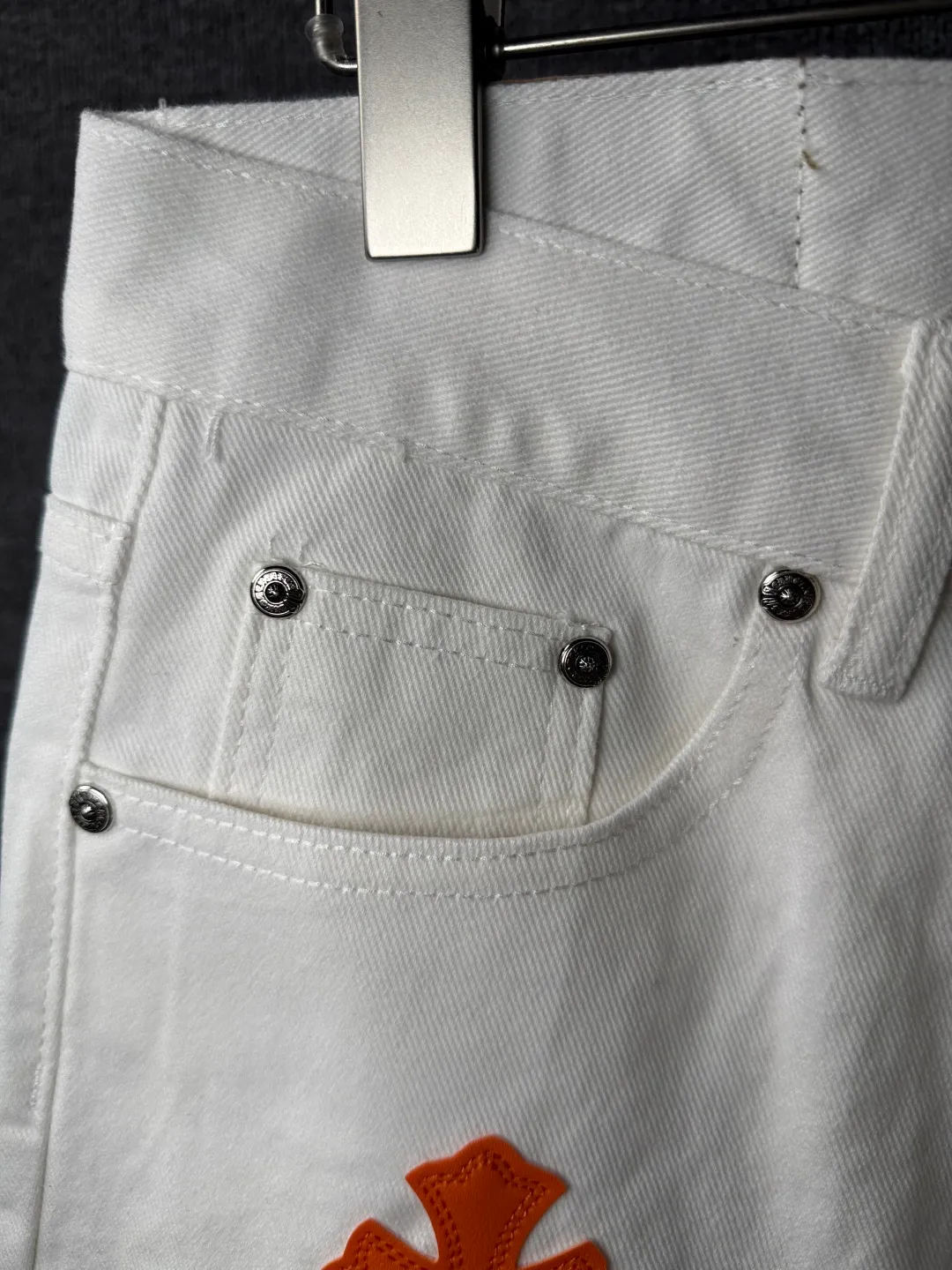P260 💰 (Top version) Chrome Hearts/Chrome Hearts Classic white and orange cow series colored leather cross washed color fabric unisex denim trousers Vibe style straight stacked god-level version Carbon fine bias denim color cloth Old vintage full set of hardware - Chrome Hearts white cow series The high version uses high-ounce custom fabrics, fermentation washing and soft color fixation, soft and thick to wear. The details are all made by hand-polished craftsmanship. All-over printed jacquard fabric Unique design style. Through multiple processes to create a full retro feel. Unique niche non-contrast shirt. Customized distressed spray-painted buttons. Craftsmanship in every detail. Color: white and orange. Size: 28-30-32-34 (corresponding to S-M-L-XL)